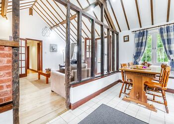 Stablings Cottage - Penllwyn Lodges, Garthmyl, Montgomery