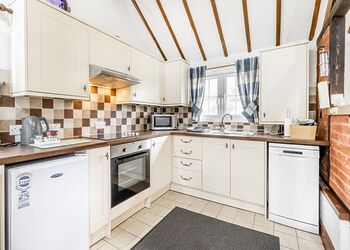 Stablings Cottage - Penllwyn Lodges, Garthmyl, Montgomery