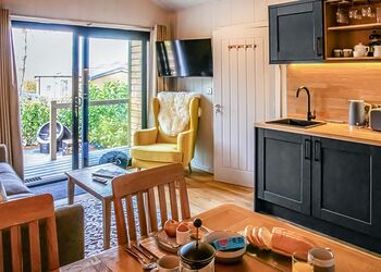 Saltbox Barn Lodges - Pen-y-Garth Lodges, Bala,