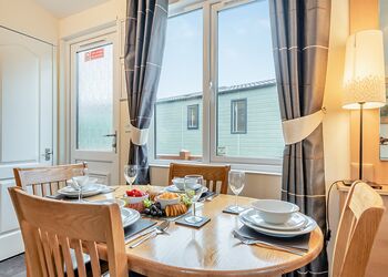 Buttercup 4 - Pen-y-Garth Lodges, Bala,