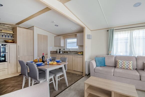 Platinum 2 Caravan with Decking sleeps 4 - Pevensey Bay Holiday Park, Pevensey Bay