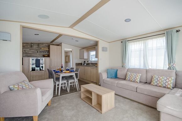 Platinum 2 Caravan with Decking - Pevensey Bay Holiday Park, Pevensey Bay