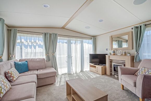 Platinum 2 Caravan with Decking - Pevensey Bay Holiday Park, Pevensey Bay