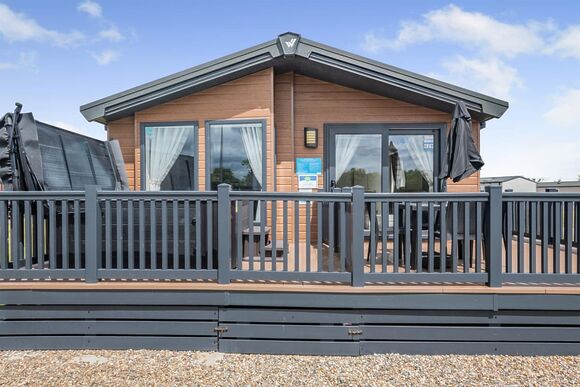 Deluxe Lodge, parking, ensuite, decking & sea view P, Deluxe Lodge, parking, ensuite, decking & sea view - Eyemouth, Eyemouth, Berwickshire