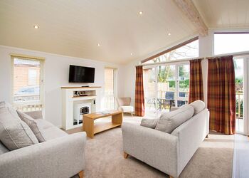 Deluxe Lodge with parking, ensuite, decking & hot tub - Fallbarrow, Bowness-on-Windermere