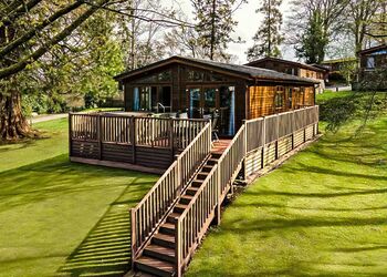 Deluxe Lodge with parking, ensuite, decking & hot tub - Fallbarrow, Bowness-on-Windermere