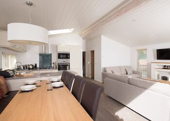 Deluxe Lodge with parking, ensuite, decking & hot tub - Fallbarrow, Bowness-on-Windermere