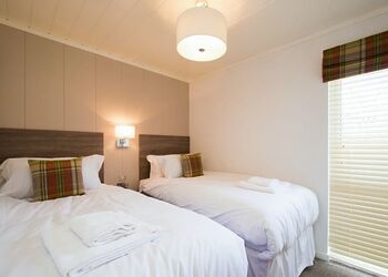 Deluxe Lodge with parking, ensuite, decking & hot tub - Fallbarrow, Bowness-on-Windermere