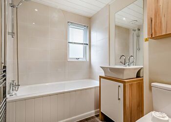 Deluxe Lodge with parking, ensuite, decking & hot tub - Fallbarrow, Bowness-on-Windermere