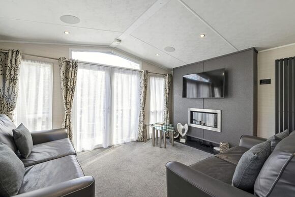 Gold 2 Bedroom Caravan, Sleeps 4. With parking, ensuite & decking - Fallbarrow, Bowness-on-Windermere