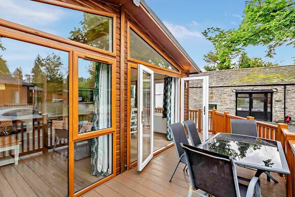 Deluxe 2 Bedroom Lodge, Sleeps 4. With parking, ensuite & decking - Fallbarrow, Bowness-on-Windermere