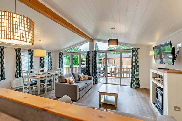 Deluxe 2 Bedroom Lodge, Sleeps 4. With parking, ensuite & decking - Fallbarrow, Bowness-on-Windermere
