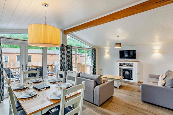 Deluxe 2 Bedroom Lodge, Sleeps 4. With parking, ensuite & decking - Fallbarrow, Bowness-on-Windermere