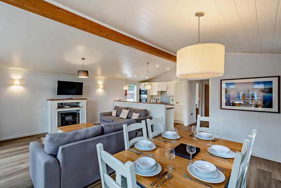 Deluxe 2 Bedroom Lodge, Sleeps 4. With parking, ensuite & decking - Fallbarrow, Bowness-on-Windermere