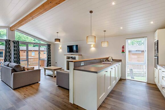 Deluxe 2 Bedroom Lodge, Sleeps 4. With parking, ensuite & decking - Fallbarrow, Bowness-on-Windermere