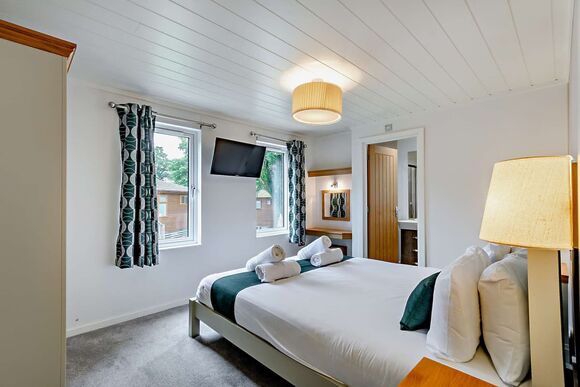 Deluxe 2 Bedroom Lodge, Sleeps 4. With parking, ensuite & decking - Fallbarrow, Bowness-on-Windermere