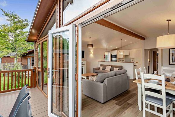 Deluxe 2 Bed Lodge, Slps 4. With parking, ensuite, decking, lake view - Fallbarrow, Bowness-on-Windermere