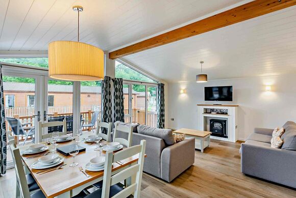 Deluxe 2 Bed Lodge, Slps 4. With parking, ensuite, decking, lake view - Fallbarrow, Bowness-on-Windermere