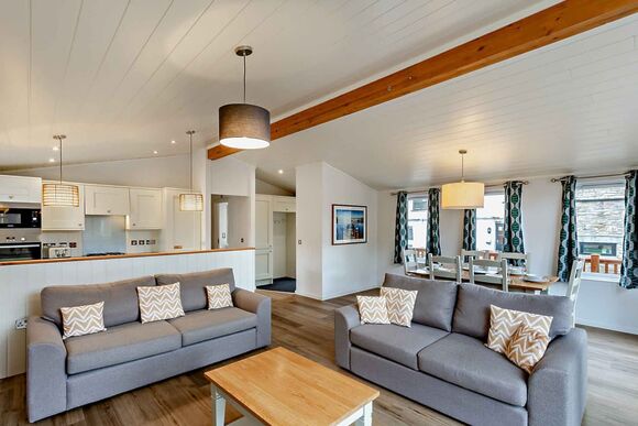 Deluxe 2 Bed Lodge, Slps 4. With parking, ensuite, decking, lake view - Fallbarrow, Bowness-on-Windermere