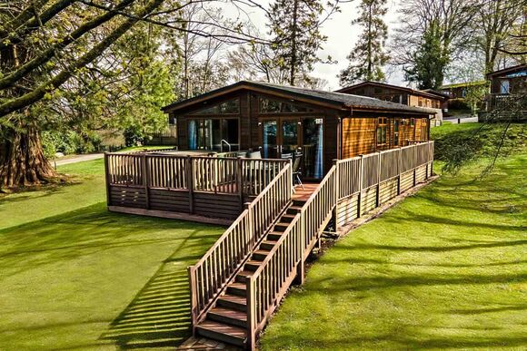Deluxe 3 Bedroom Lodge, Sleeps 6. With parking, ensuite & decking - Fallbarrow, Bowness-on-Windermere
