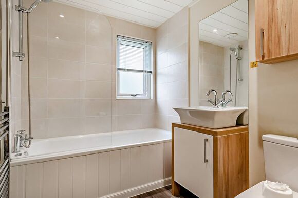 Deluxe 3 Bedroom Lodge, Sleeps 6. With parking, ensuite & decking - Fallbarrow, Bowness-on-Windermere