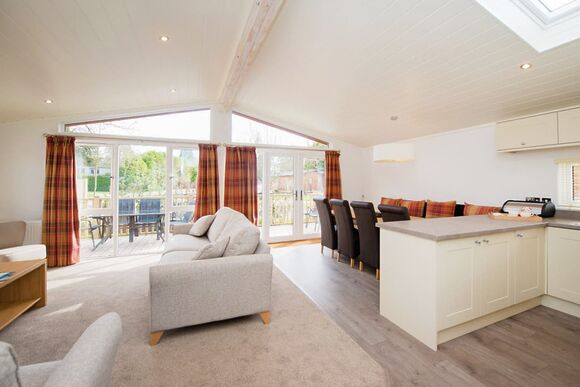 Deluxe Lodge with parking, ensuite, decking & hot tub - Fallbarrow, Bowness-on-Windermere