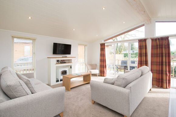 Deluxe 3 Bed Lodge, Slps 6. With parking, ensuite, decking, lake view - Fallbarrow, Bowness-on-Windermere