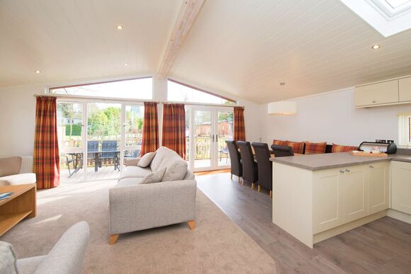 Deluxe 3 Bed Lodge, Slps 6. With parking, ensuite, decking, lake view - Fallbarrow, Bowness-on-Windermere