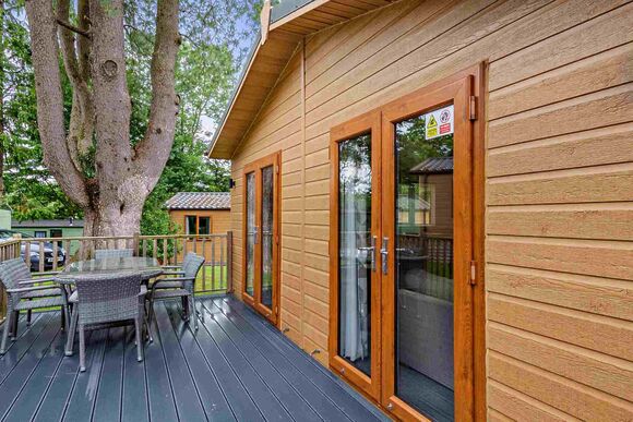 Deluxe 3 Bedroom Lodge, Sleeps 8. With parking, ensuite & decking - Fallbarrow, Bowness-on-Windermere