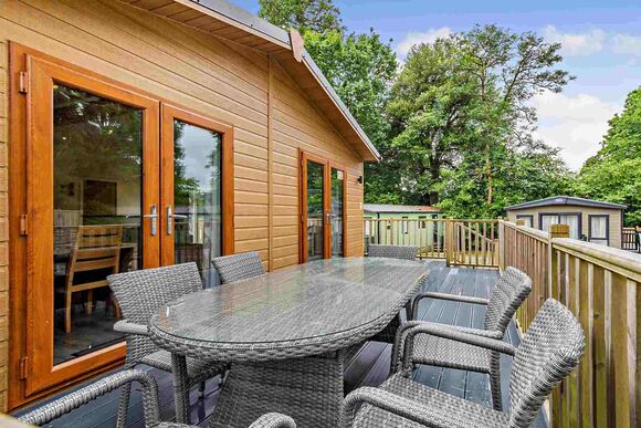 Deluxe 3 Bedroom Lodge, Sleeps 8. With parking, ensuite & decking - Fallbarrow, Bowness-on-Windermere
