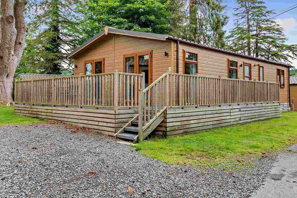 Deluxe 3 Bedroom Lodge, Sleeps 8. With parking, ensuite & decking - Fallbarrow, Bowness-on-Windermere