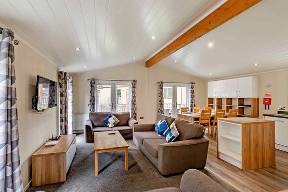 Deluxe 3 Bedroom Lodge, Sleeps 8. With parking, ensuite & decking - Fallbarrow, Bowness-on-Windermere