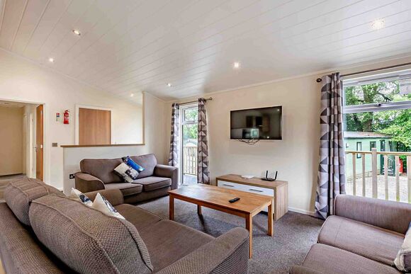 Deluxe 3 Bedroom Lodge, Sleeps 8. With parking, ensuite & decking - Fallbarrow, Bowness-on-Windermere