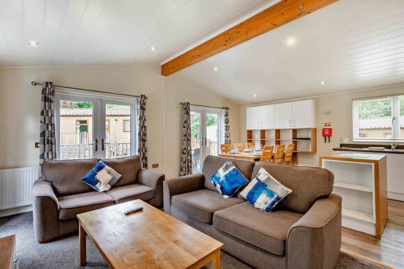 Deluxe 3 Bedroom Lodge, Sleeps 8. With parking, ensuite & decking - Fallbarrow, Bowness-on-Windermere