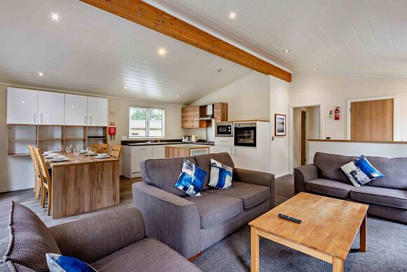 Deluxe 3 Bedroom Lodge, Sleeps 8. With parking, ensuite & decking - Fallbarrow, Bowness-on-Windermere