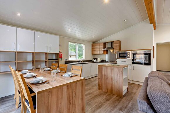 Deluxe 3 Bedroom Lodge, Sleeps 8. With parking, ensuite & decking - Fallbarrow, Bowness-on-Windermere