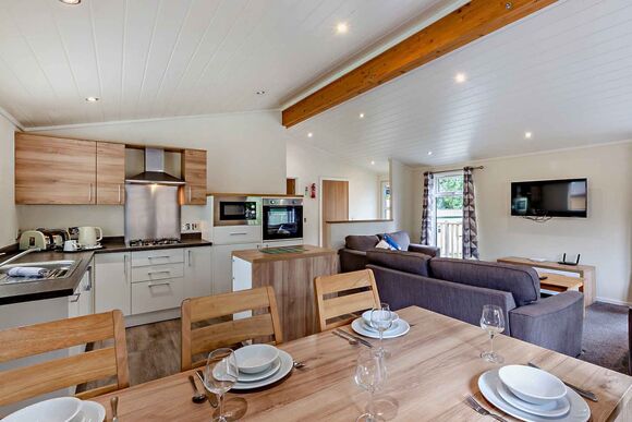 Deluxe 3 Bedroom Lodge, Sleeps 8. With parking, ensuite & decking - Fallbarrow, Bowness-on-Windermere