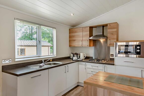 Deluxe 3 Bedroom Lodge, Sleeps 8. With parking, ensuite & decking - Fallbarrow, Bowness-on-Windermere