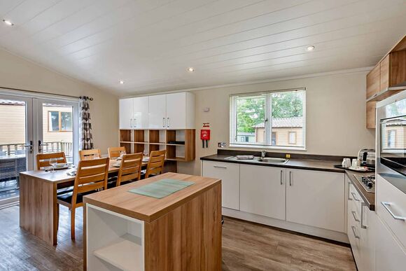 Deluxe 3 Bedroom Lodge, Sleeps 8. With parking, ensuite & decking - Fallbarrow, Bowness-on-Windermere