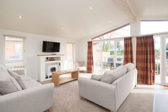 Deluxe 4 Bedroom Lodge, Sleeps 8. With parking, ensuite & decking - Fallbarrow, Bowness-on-Windermere