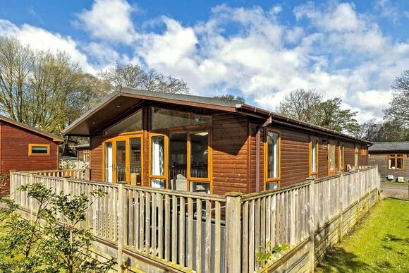 Deluxe 4 Bedroom Lodge, Sleeps 8. With parking, ensuite & decking - Fallbarrow, Bowness-on-Windermere