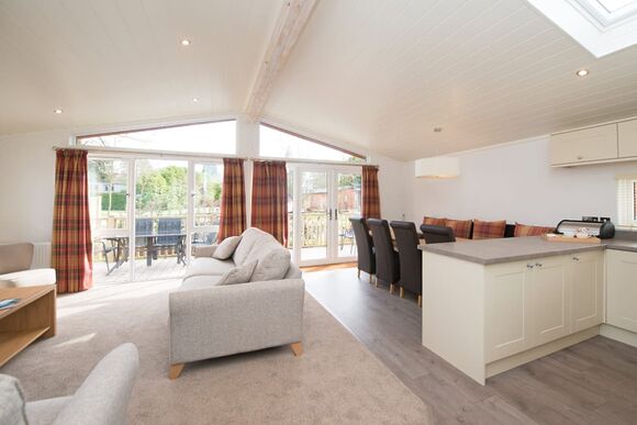 Deluxe 4 Bedroom Lodge, Sleeps 8. With parking, ensuite & decking - Fallbarrow, Bowness-on-Windermere