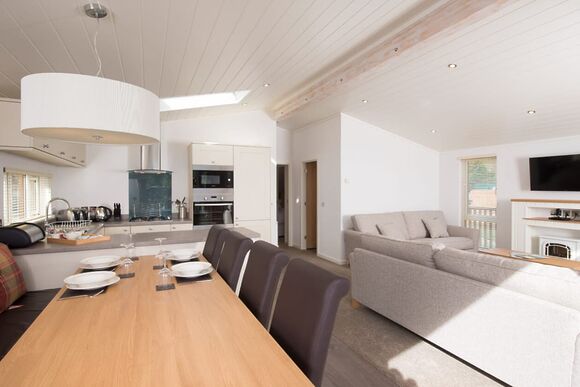 Deluxe 4 Bedroom Lodge, Sleeps 8. With parking, ensuite & decking - Fallbarrow, Bowness-on-Windermere