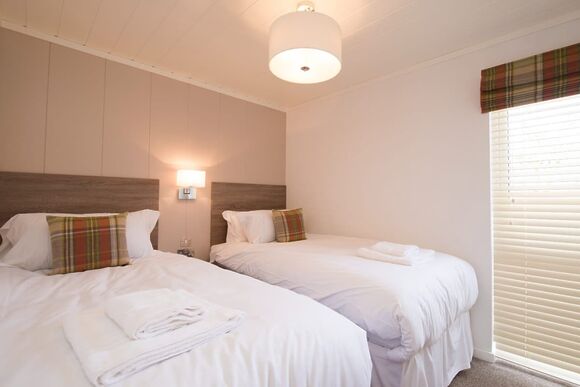 Deluxe 4 Bedroom Lodge, Sleeps 8. With parking, ensuite & decking - Fallbarrow, Bowness-on-Windermere