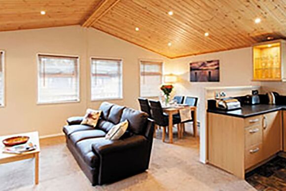 Prestige Lodge with parking, ensuite, decking & lake view, Prestige Lodge, parking, ensuite, decking & LV P - Fallbarrow, Bowness-on-Windermere