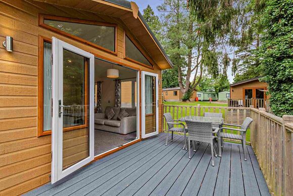 Superior 2 Bedroom Lodge, Sleeps 4. With parking, ensuite & decking - Fallbarrow, Bowness-on-Windermere