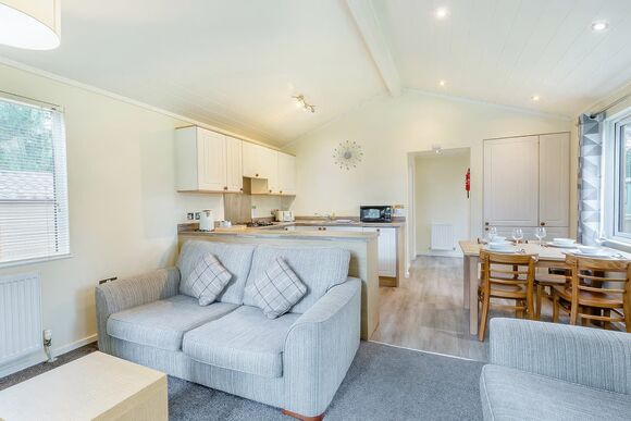 Superior 2 Bedroom Lodge, Sleeps 4. With parking, ensuite & decking - Fallbarrow, Bowness-on-Windermere