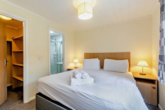 Superior 2 Bedroom Lodge, Sleeps 4. With parking, ensuite & decking - Fallbarrow, Bowness-on-Windermere