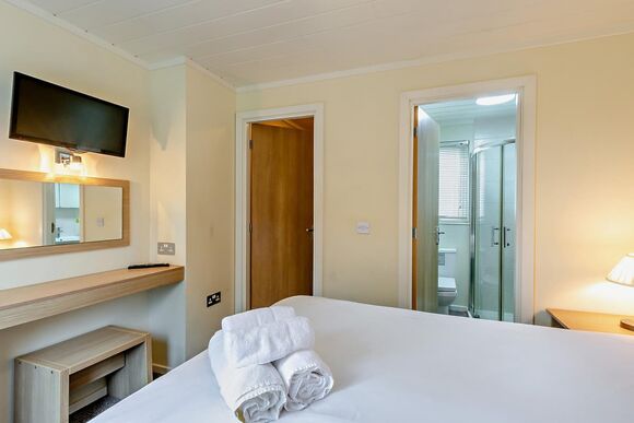 Superior 2 Bedroom Lodge, Sleeps 4. With parking, ensuite & decking - Fallbarrow, Bowness-on-Windermere