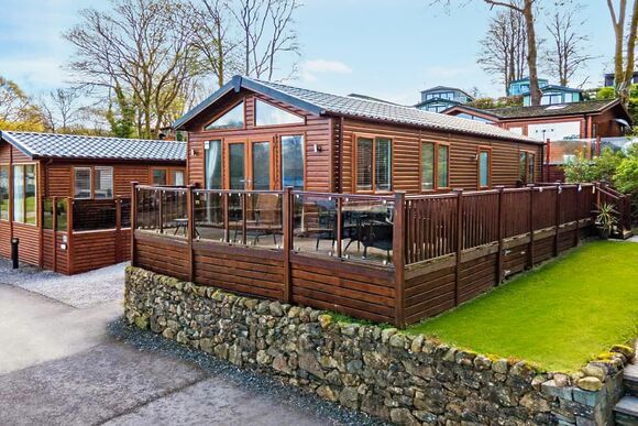 Superior 3 Bedroom Lodge, Sleeps 6. With parking, ensuite decking - Fallbarrow, Bowness-on-Windermere